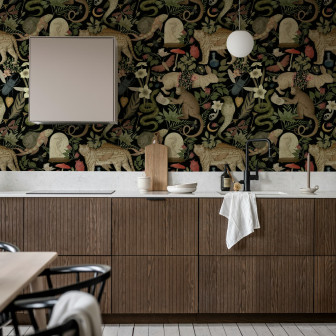 Tapet cu animale fantastice și detalii botanice într-o bucătărie modernă