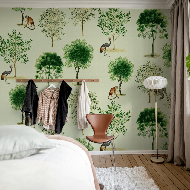 Tapet cu model copaci și maimuțe într-un living elegant