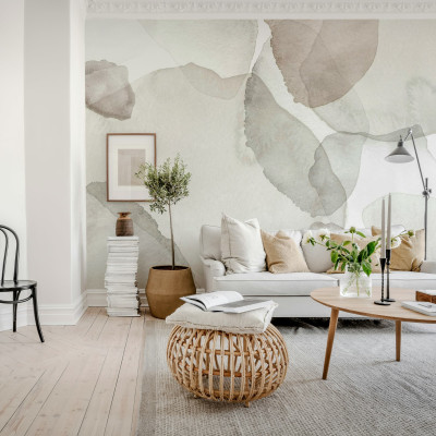 Tapet floral abstract roz în living modern