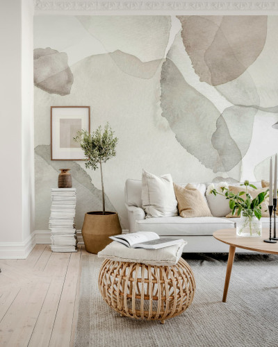 Tapet floral abstract roz în living modern