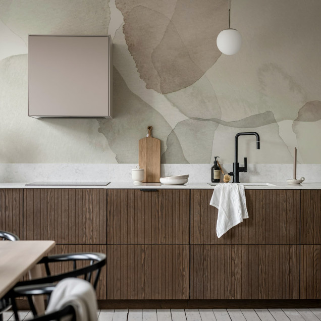 Tapet floral abstract roz în living modern