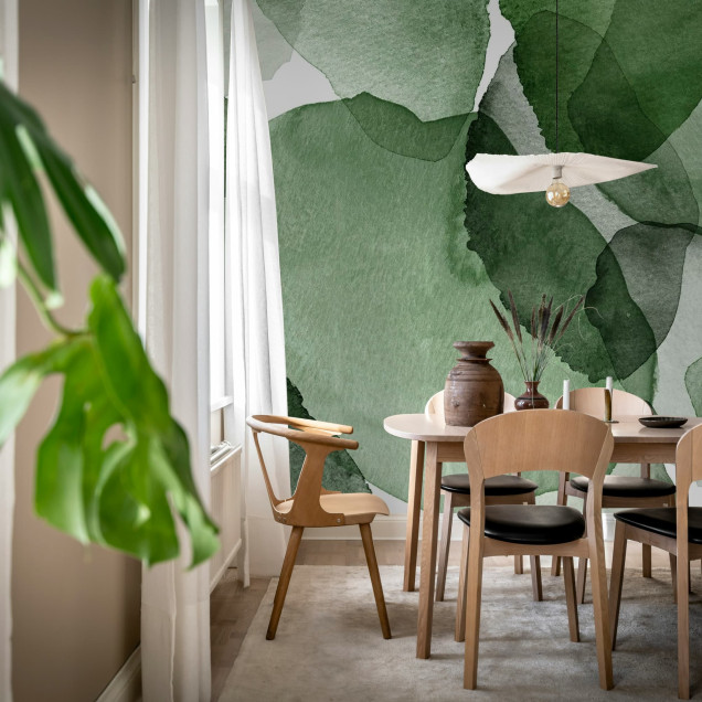 Tapet cu model de petale verzi într-un living modern
