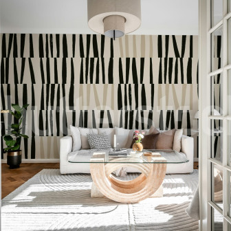 Tapet decorativ cu linii negre și bej într-un living modern