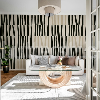 Tapet decorativ cu linii negre și bej într-un living modern