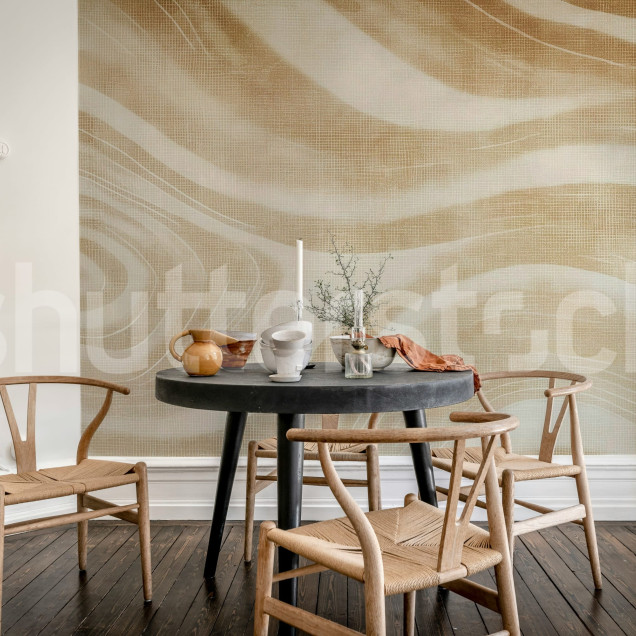 Tapet bej cu linii fluide într-un living modern