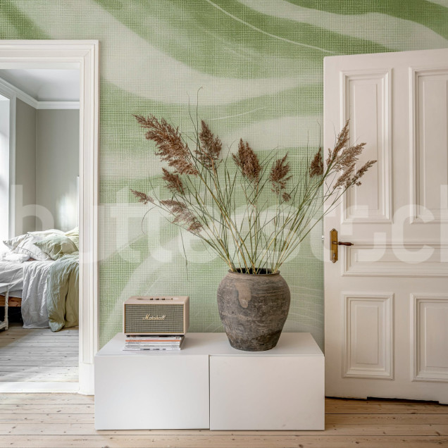 Tapet verde cu linii ondulate în living modern