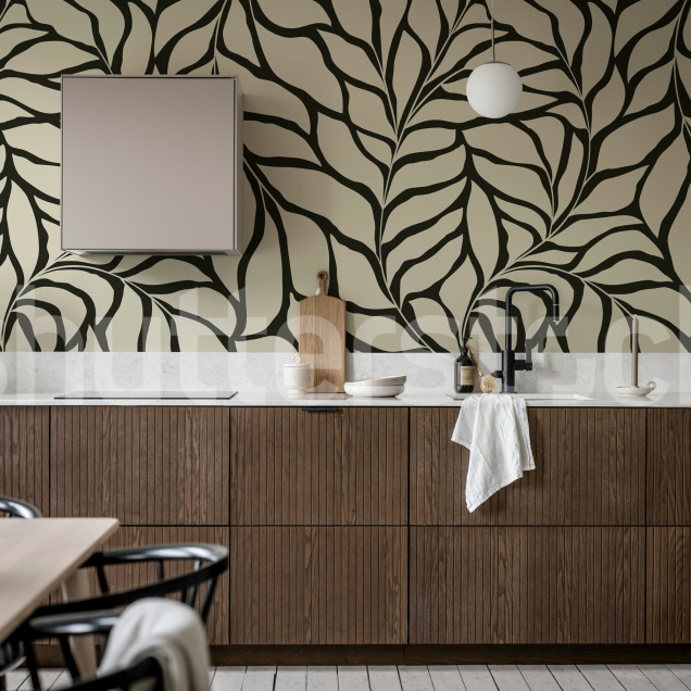 Tapet cu frunze negre stilizate într-un living modern