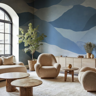 Tapet abstract albastru cu design de munte într-o cameră de zi modernă