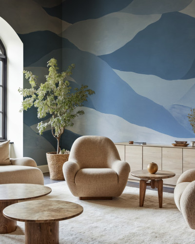 Tapet abstract albastru cu design de munte într-o cameră de zi modernă