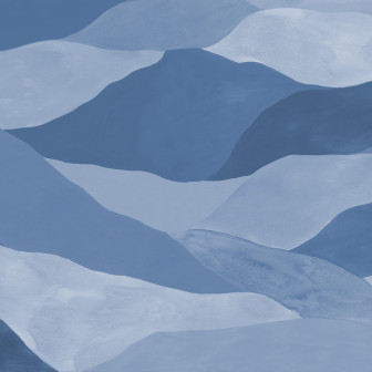 Tapet abstract albastru cu design de munte într-o cameră de zi modernă