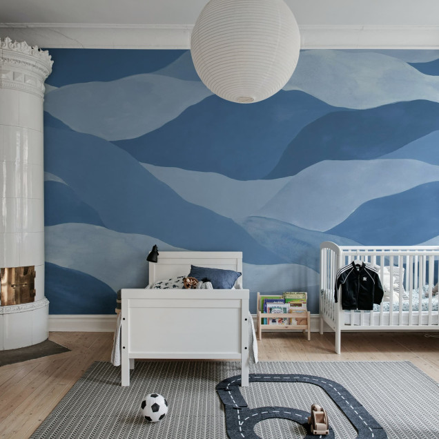 Tapet abstract albastru cu design de munte într-o cameră de zi modernă