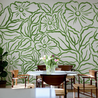 Tapet floral verde cu design stilizat în living
