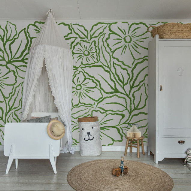 Tapet floral verde cu design stilizat în living