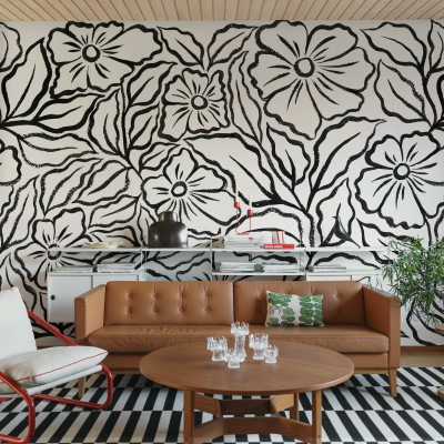 Fototapet cu flori negre stilizate într-un living modern