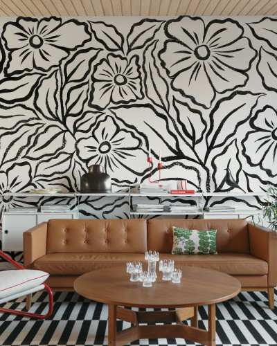 Fototapet cu flori negre stilizate într-un living modern