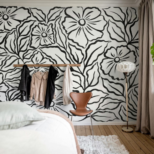 Fototapet cu flori negre stilizate într-un living modern