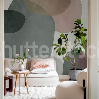 Tapet abstract cu forme organice în nuanțe de roz și verde într-un living modern