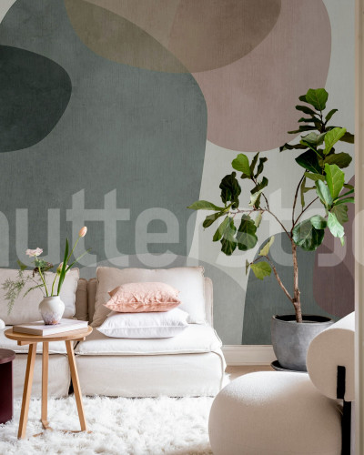 Tapet abstract cu forme organice în nuanțe de roz și verde într-un living modern