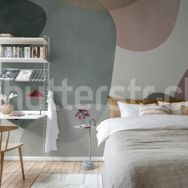 Tapet abstract cu forme organice în nuanțe de roz și verde într-un living modern