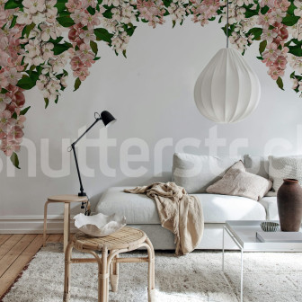 Tapet floral roz cu ghirlande de flori în living