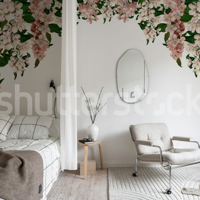 Tapet floral roz cu ghirlande de flori în living