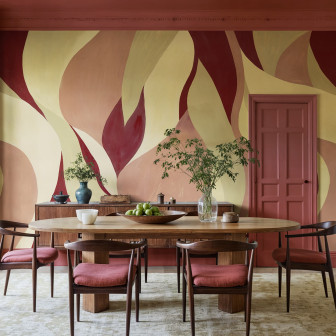 Tapet abstract cu flăcări catifelate în nuanțe de roz într-o sufragerie elegantă.