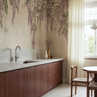 Tapet floral cu glicine mov în bucătărie