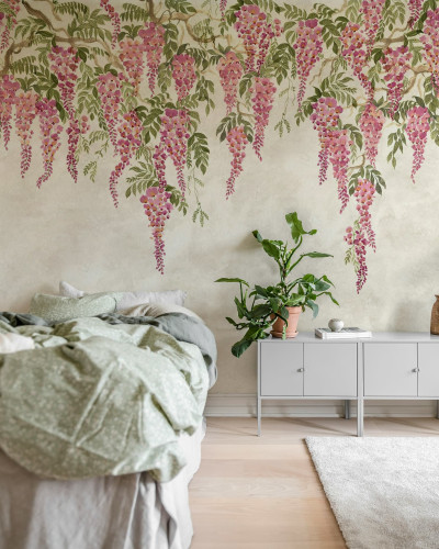 Tapet floral cu glicină roz într-un dormitor elegant