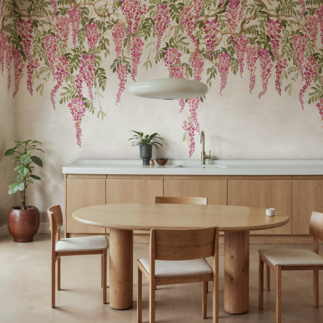 Tapet floral cu glicină roz într-un dormitor elegant