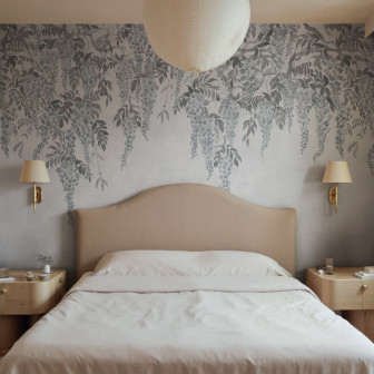 Dormitor decorat cu tapet floral albastru