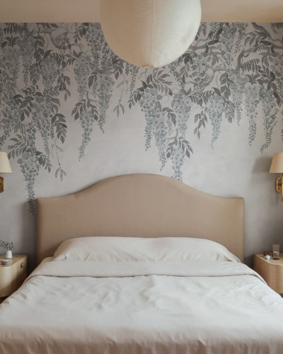 Dormitor decorat cu tapet floral albastru