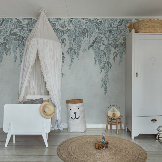 Dormitor decorat cu tapet floral albastru