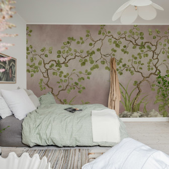 Dormitor decorat cu tapet floral cu ramuri și frunze verzi pe fond roz