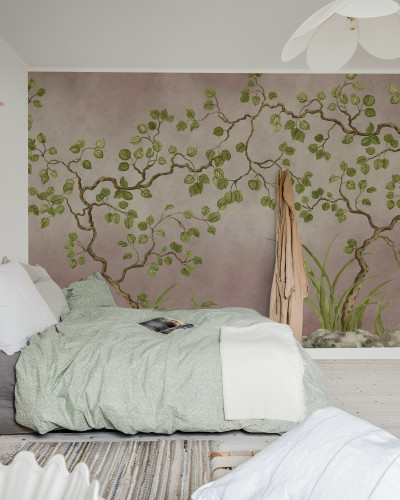 Dormitor decorat cu tapet floral cu ramuri și frunze verzi pe fond roz