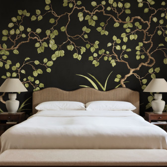 Tapet cu crengi și frunze verzi pe fundal negru într-un dormitor