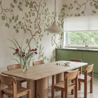 Fototapet bej cu ramuri și frunze verzi într-o bucătărie