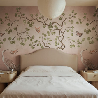 Tapet roz cu păsări, fluturi și ramuri în dormitor