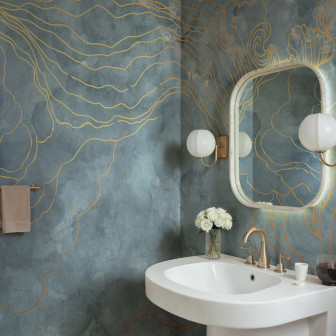 Tapet albastru deschis cu detalii aurii într-o baie elegantă