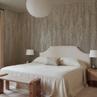 Tapet gri cu model bambus într-un dormitor elegant