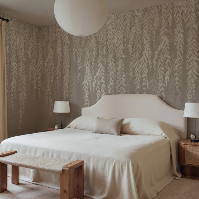 Tapet gri cu model bambus într-un dormitor elegant