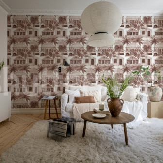 Tapet cu motive tropicale burgundy într-un living modern