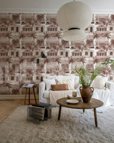 Tapet cu motive tropicale burgundy într-un living modern