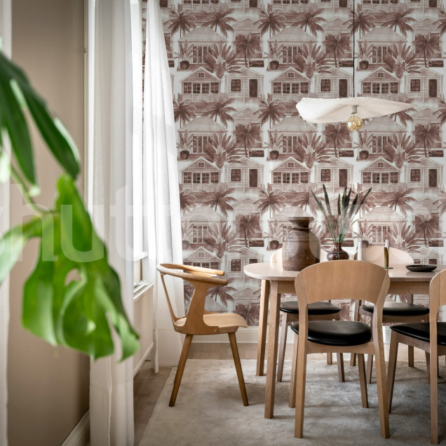 Tapet cu motive tropicale burgundy într-un living modern