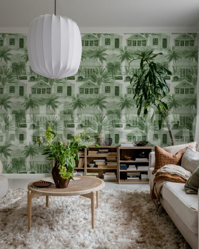 Tapet verde cu design tropical într-un living modern