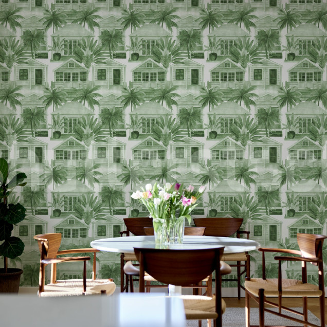 Tapet verde cu design tropical într-un living modern
