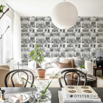 Tapet cu case și palmieri gri într-un living modern