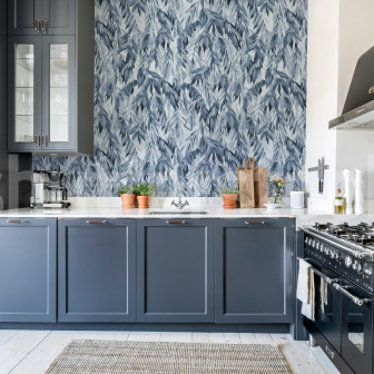 Tapet cu ramuri suspendate albastre intr-o bucatarie moderna