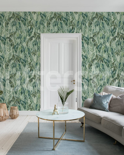 Tapet decorativ cu ramuri verde-argintii într-un living elegant.