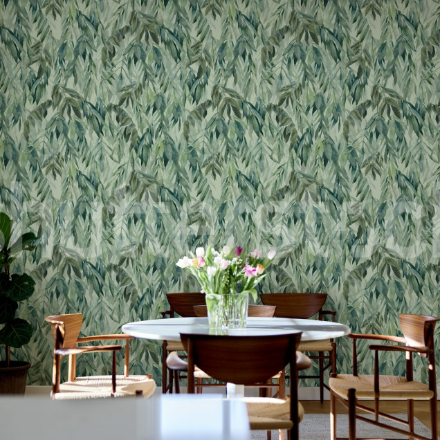 Tapet decorativ cu ramuri verde-argintii într-un living elegant.