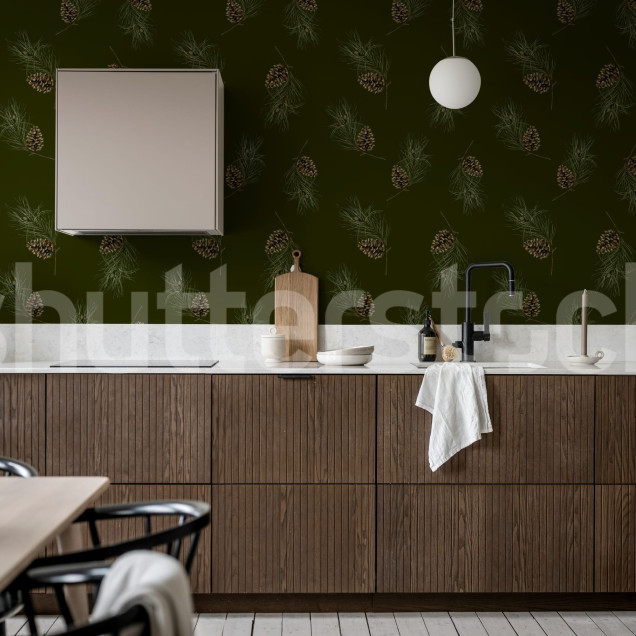Tapet cu conuri de pin pe fond verde închis într-un living modern